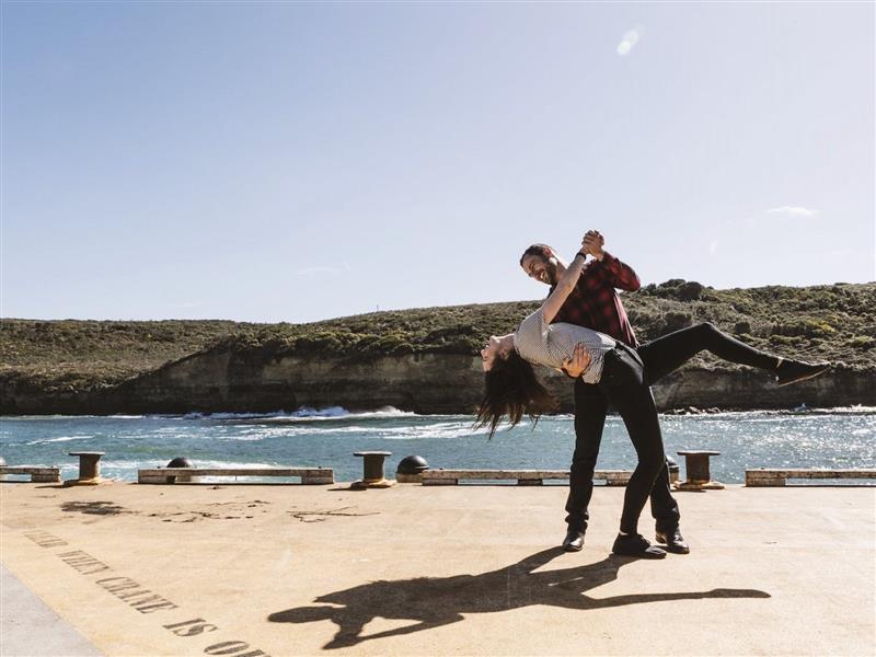 Couple on AmazingCo Mystery Picnic