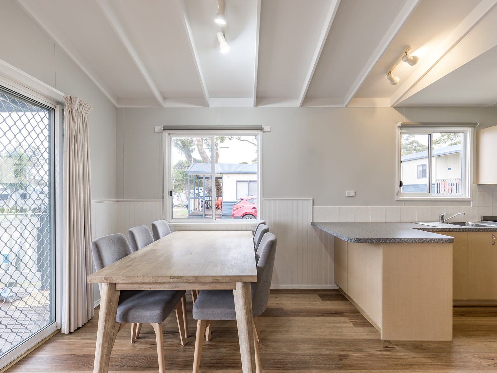 Pelican Cabin |  Dining