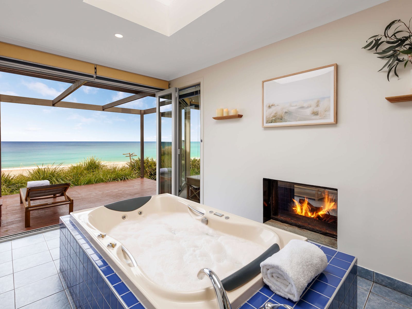 Beachfront Villa 4 - Spa bath overlooking the beach